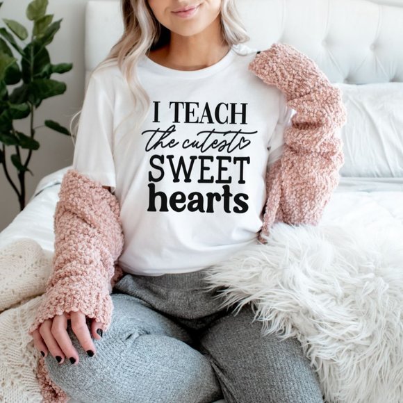 I Teach Sweethearts Graphic Shirt Valentine’s Day T-shirt - Unisex - Picture 1 of 2